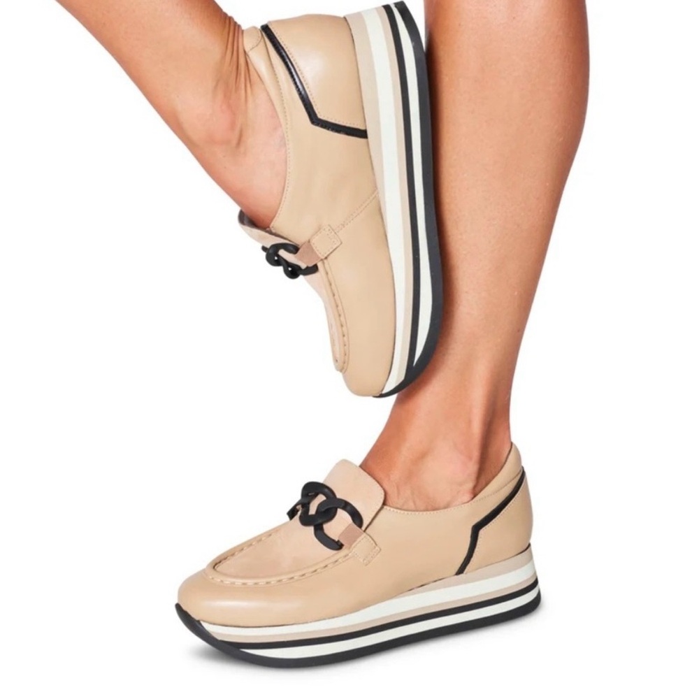 Softwaves Women's Tan Loafers with Black Accents NWOB